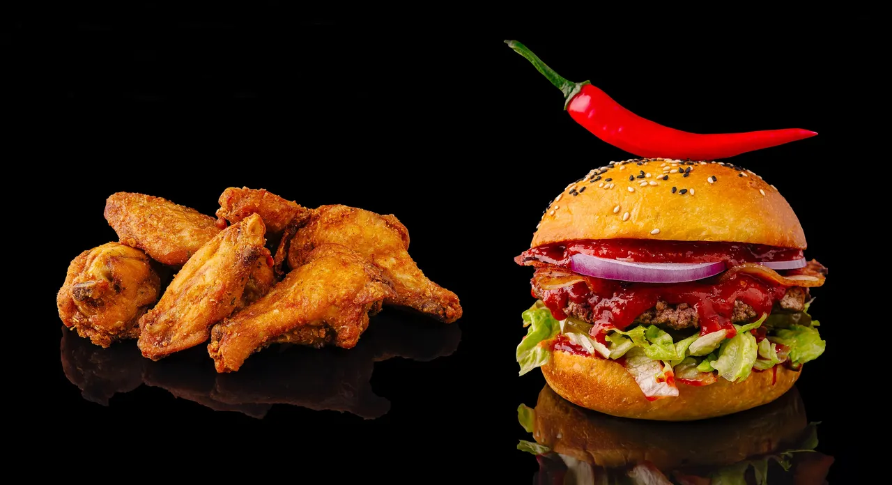 Saftig burger med sprøde chicken wings i Odense