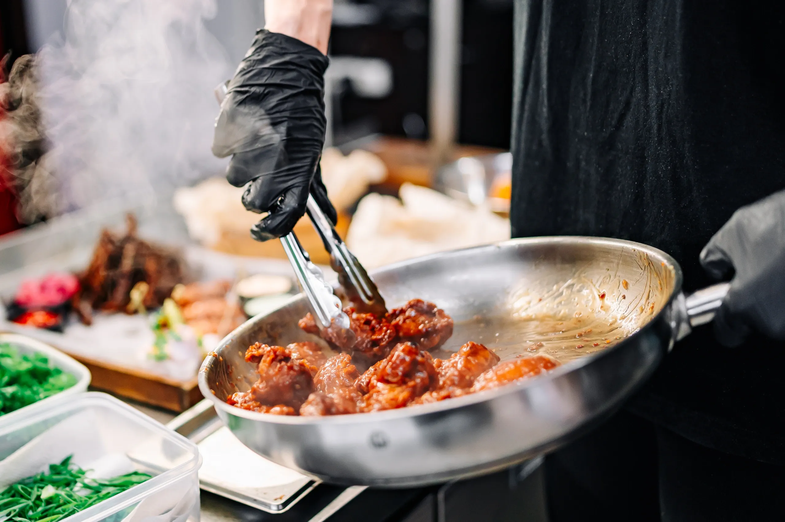 Tilberedning af chicken wings MFC Odense